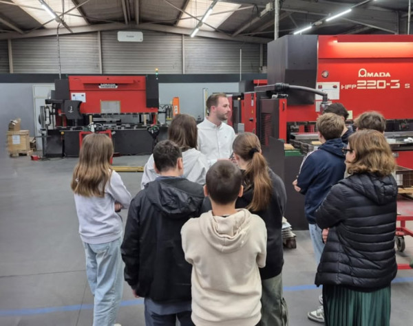 Patrice GAULT, Président de Dieppe Méca Énergies, a ouvert les portes de Gault Industries, située sur la zone de Rouxmesnil-Bouteilles, afin de faire découvrir ses savoir-faire aux élèves de 4ᵉ et 3ᵉ du collège Jean Malaurie de Longueville-sur-Scie.