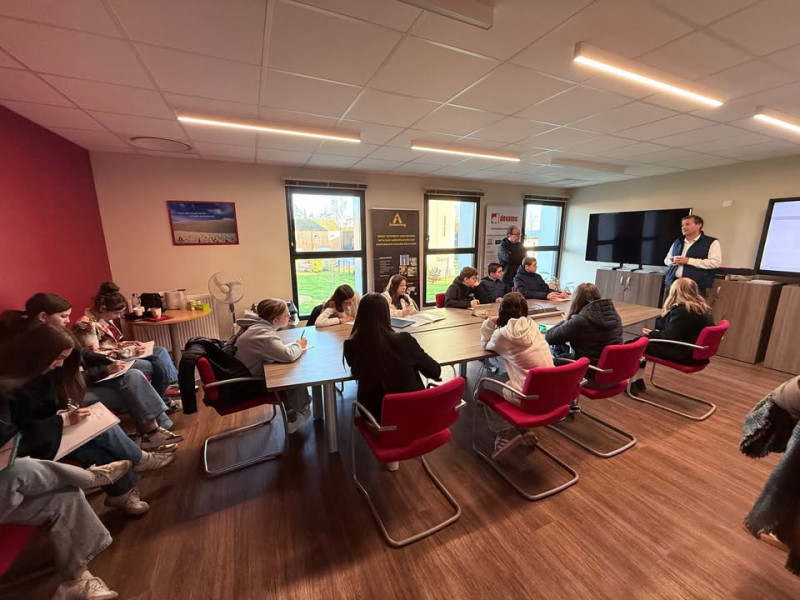 Mardi dernier, les élèves de 3ᵉ du collège de Campigny ont eu l’opportunité de visiter l’entreprise DEVATEC.