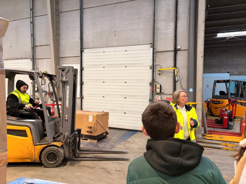 Aujourd’hui, les élèves de 3ᵉ Prépa du lycée Hurlevent du Tréport ont eu la chance de participer à la visite de l’entreprise Eurochannel Logistique à Neuville-lès-Dieppe, organisée par Dieppe Méca Énergies.